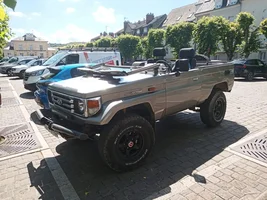 2000 Land Cruiser HZJ74 – A Dream 70 Series Build