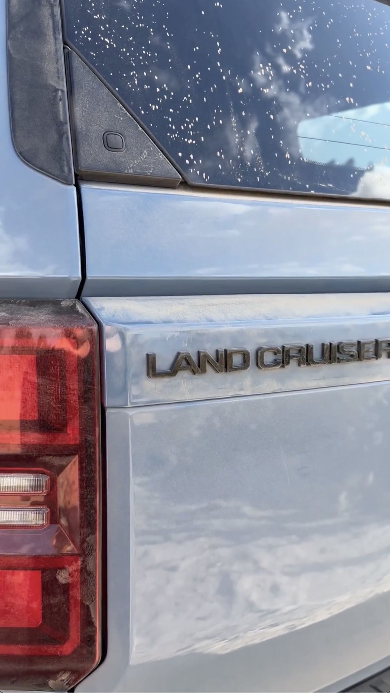 2024-land-cruiser-tail lights1.jpg